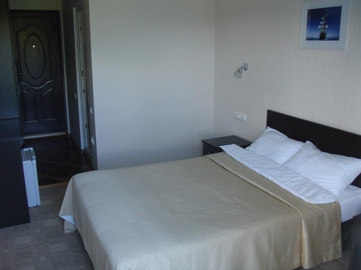 Iceberg Hotell Pizunda Exteriör bild